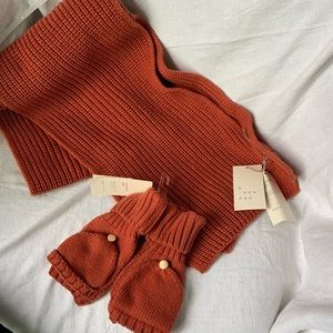 Women’s matching scarf and hobo gloves